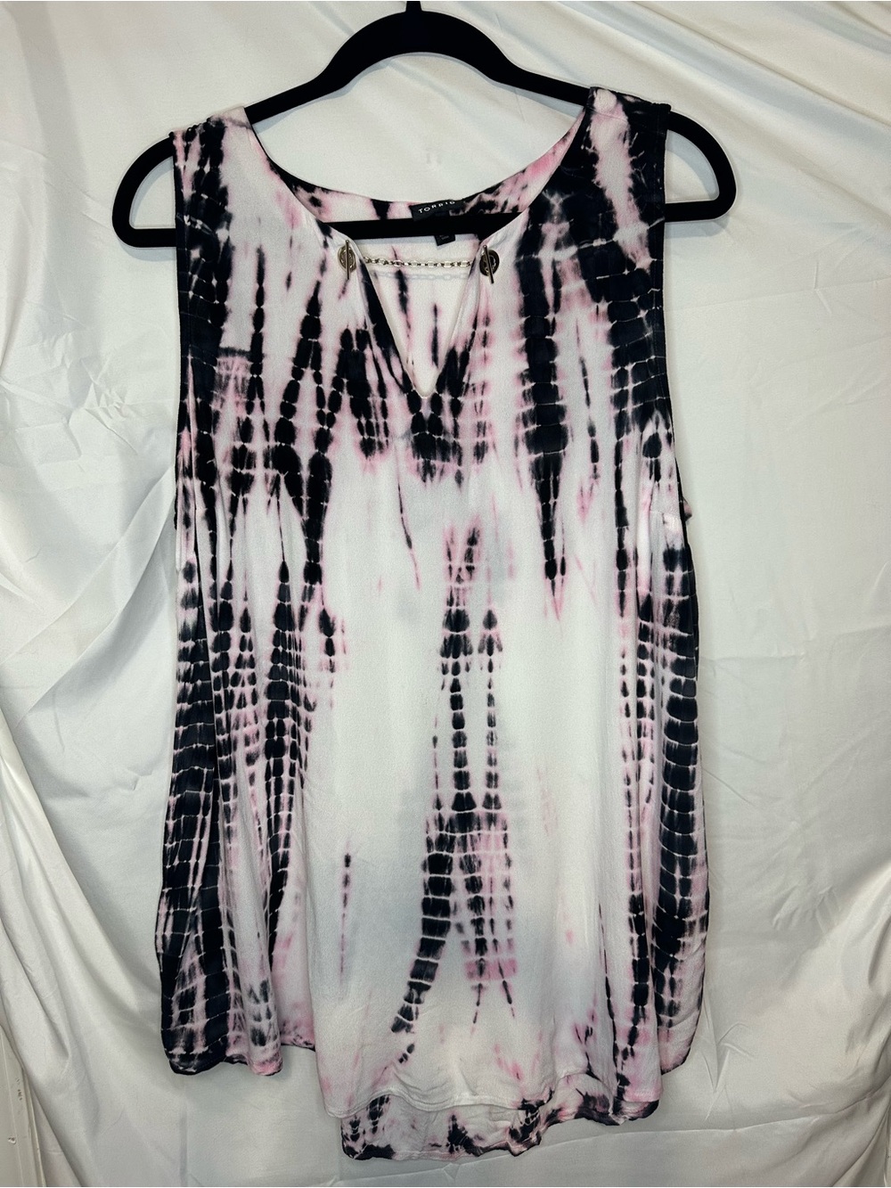 Torrid Pink & Black Tie-Dye Chain Accent V-Neck Top size 1 (14/16) - Picture 2 of 5